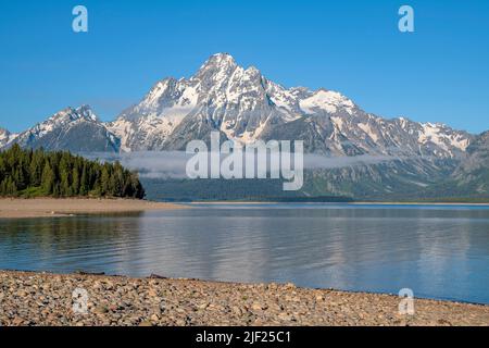 Tetons Bergpanorama und Blick auf den Jenny-See im Morgenlicht. Stockfoto