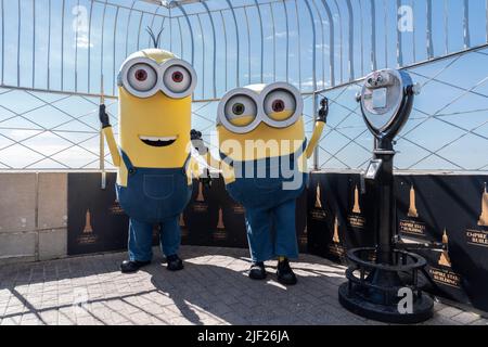 New York, NY - 28. Juni 2022: Die Minions auf der Aussichtsplattform während des Besuchs des Empire State Building Stockfoto