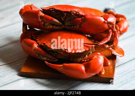 Frische Krabben auf Holzschneidebrett, Meeresfrüchte Krabben Kochen Speisen gekocht oder gedünstete Krabben rot im Meeresfrüchte-Restaurant Stockfoto