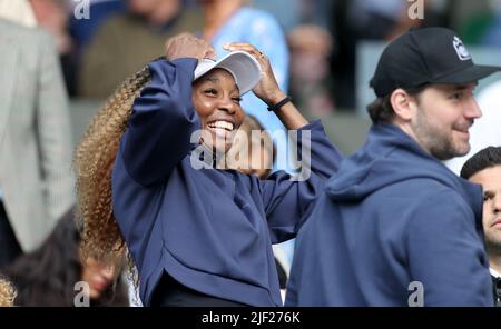 London, Großbritannien. 28.. Juni 2022. Venus Williams (L) sieht zu, wie Serena Williams beim ersten Lauf der Frauen zwischen Serena Williams aus den Vereinigten Staaten und Harmony Tan aus Frankreich bei der Wimbledon Tennis Championship in London, Großbritannien, am 28. Juni 2022 antritt. Kredit: Li Ying/Xinhua/Alamy Live Nachrichten Stockfoto