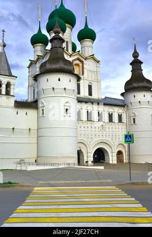 Der weiße Stein Rostow Kreml. Das Tor an der Kirche des heiligen Johannes des Theologen. Russische Architektur des XVII Jahrhunderts (die Rostower Kreml-Tafel Stockfoto