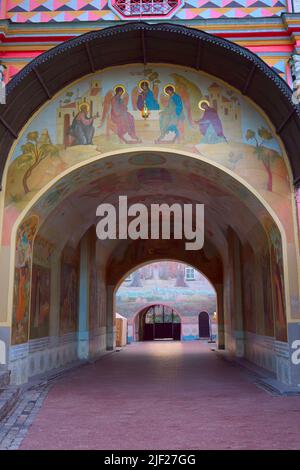 Orthodoxe Kirche der Dreifaltigkeit-Sergius Lavra. Bogen mit Fresken der Torkirche St. Johannes der Täufer der alten russischen Architektur der Stockfoto
