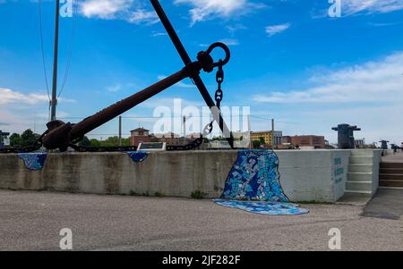 Ravenna, Italien: 10-04-2022: Wunderschöne Gebäude spiegeln sich an einem sonnigen Morgen auf Ravenna's darsena. Ein Dock ist ein abgetrennter Bereich mit Wasser, für den verwendet wird Stockfoto