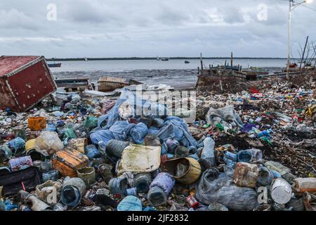 Mombasa, Kenia. 26.. Juni 2022. Plastikmüll wird auf einer Müllhalde am Ufer der Altstadt von Lamu gesehen. Die Verschmutzung durch menschliche Aktivitäten hat die Ozeane negativ beeinflusst. Der kenianische Präsident Uhuru Kenyatta sagte in seiner Rede während der laufenden Ozeankonferenz in Lissabon, Portugal, dass die Plastikverschmutzung mindestens 700 Arten von Meereslebewesen krank macht und kontaminiert, und forderte dringende globale Maßnahmen zum Schutz unserer Ozeane. Die Ozeankonferenz wird von den Regierungen Portugals und Kenias gemeinsam ausgerichtet. Kredit: SOPA Images Limited/Alamy Live Nachrichten Stockfoto