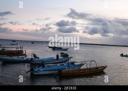 Mombasa, Kenia. 26.. Juni 2022. Boote werden im Indischen Ozean an der Lamu Old Town Jetty vor Anker liegen gesehen. Die Verschmutzung durch menschliche Aktivitäten hat die Ozeane negativ beeinflusst. Der kenianische Präsident Uhuru Kenyatta sagte in seiner Rede während der laufenden Ozeankonferenz in Lissabon, Portugal, dass die Plastikverschmutzung mindestens 700 Arten von Meereslebewesen krank macht und kontaminiert, und forderte dringende globale Maßnahmen zum Schutz unserer Ozeane. Die Ozeankonferenz wird von den Regierungen Portugals und Kenias gemeinsam ausgerichtet. Kredit: SOPA Images Limited/Alamy Live Nachrichten Stockfoto