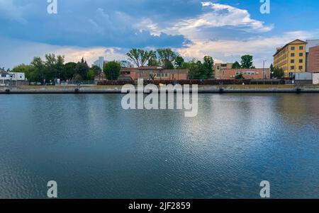 Ravenna, Italien: 10-04-2022: Wunderschöne Gebäude spiegeln sich an einem sonnigen Morgen auf Ravenna's darsena. Ein Dock ist ein abgetrennter Bereich mit Wasser, für den verwendet wird Stockfoto