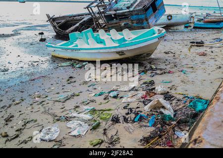 Mombasa, Kenia. 26.. Juni 2022. Plastikmüll wird an den Ufern des Indischen Ozeans in der Altstadt von Lamu gesehen. Die Verschmutzung durch menschliche Aktivitäten hat die Ozeane negativ beeinflusst. Der kenianische Präsident Uhuru Kenyatta sagte in seiner Rede während der laufenden Ozeankonferenz in Lissabon, Portugal, dass die Plastikverschmutzung mindestens 700 Arten von Meereslebewesen krank macht und kontaminiert, und forderte dringende globale Maßnahmen zum Schutz unserer Ozeane. Die Ozeankonferenz wird von den Regierungen Portugals und Kenias gemeinsam ausgerichtet. (Foto von James Wakibia/SOPA Images/Sipa USA) Quelle: SIPA USA/Alamy Live News Stockfoto