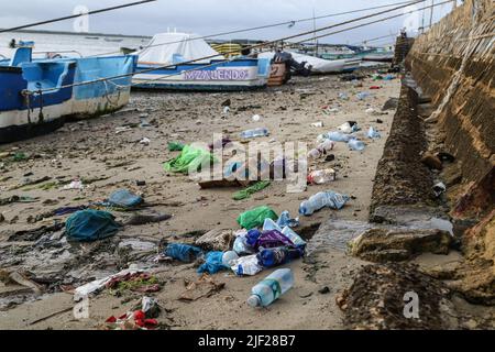 Mombasa, Kenia. 26.. Juni 2022. Plastikmüll wird an den Ufern des Indischen Ozeans in der Altstadt von Lamu gesehen. Die Verschmutzung durch menschliche Aktivitäten hat die Ozeane negativ beeinflusst. Der kenianische Präsident Uhuru Kenyatta sagte in seiner Rede während der laufenden Ozeankonferenz in Lissabon, Portugal, dass die Plastikverschmutzung mindestens 700 Arten von Meereslebewesen krank macht und kontaminiert, und forderte dringende globale Maßnahmen zum Schutz unserer Ozeane. Die Ozeankonferenz wird von den Regierungen Portugals und Kenias gemeinsam ausgerichtet. (Foto von James Wakibia/SOPA Images/Sipa USA) Quelle: SIPA USA/Alamy Live News Stockfoto