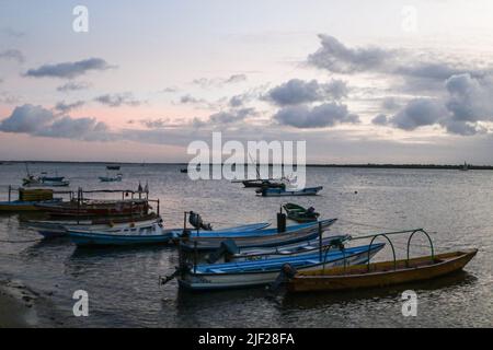 Mombasa, Kenia. 26.. Juni 2022. Boote werden im Indischen Ozean an der Lamu Old Town Jetty vor Anker liegen gesehen. Die Verschmutzung durch menschliche Aktivitäten hat die Ozeane negativ beeinflusst. Der kenianische Präsident Uhuru Kenyatta sagte in seiner Rede während der laufenden Ozeankonferenz in Lissabon, Portugal, dass die Plastikverschmutzung mindestens 700 Arten von Meereslebewesen krank macht und kontaminiert, und forderte dringende globale Maßnahmen zum Schutz unserer Ozeane. Die Ozeankonferenz wird von den Regierungen Portugals und Kenias gemeinsam ausgerichtet. (Bild: © James Wakibia/SOPA Images via ZUMA Press Wire) Stockfoto