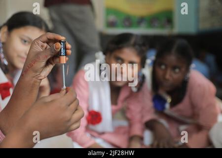 Kinder schauen sich während einer Klasse an einer Regierungsschule im ländlichen Raum von Himachal Pradesh ein wissenschaftliches Experiment an. Kinder nehmen an Klassenaktivitäten an einer Regierungsschule in Baddi Teil, einem ländlichen Gebiet in Himachal Pradesh. Stockfoto