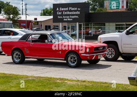 Ein klassisches rotes 1966 Ford Mustang Coupé bei Sweet Cars in Fort Wayne, Indiana, USA. Stockfoto