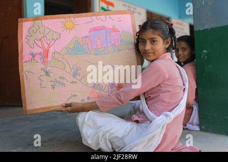 Baddi, Indien. 05.. November 2019. Ein Mädchen zeigt ihr Kunstprojekt im Korridor einer Klasse an einer Regierungsschule im ländlichen Raum von Himachal Pradesh. Kinder nehmen an Klassenaktivitäten an einer Regierungsschule in Baddi Teil, einem ländlichen Gebiet in Himachal Pradesh. (Foto von Ayush chopra/SOPA Images/Sipa USA) Quelle: SIPA USA/Alamy Live News Stockfoto