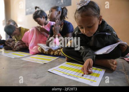 Baddi, Indien. 05.. November 2019. Ein Kind liest während einer Klasse an einer Regierungsschule in der ländlichen Gegend von Himachal Pradesh. Kinder nehmen an Klassenaktivitäten an einer Regierungsschule in Baddi Teil, einem ländlichen Gebiet in Himachal Pradesh. (Foto von Ayush chopra/SOPA Images/Sipa USA) Quelle: SIPA USA/Alamy Live News Stockfoto