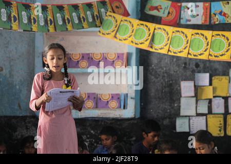 Baddi, Indien. 05.. November 2019. Ein Kind rezitiert aus einem Notizbuch während des Unterrichts an der Regierungsschule in der ländlichen Gegend von Himachal Pradesh. Kinder nehmen an Klassenaktivitäten an einer Regierungsschule in Baddi Teil, einem ländlichen Gebiet in Himachal Pradesh. (Foto von Ayush chopra/SOPA Images/Sipa USA) Quelle: SIPA USA/Alamy Live News Stockfoto