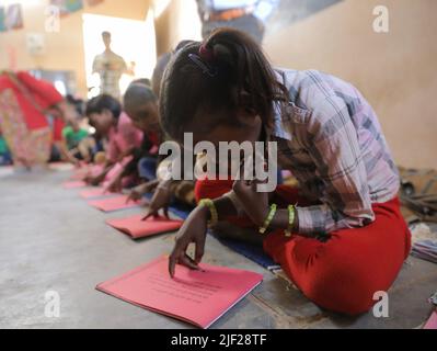 Baddi, Indien. 05.. November 2019. Kinder werden während einer Klasse an der Regierungsschule im ländlichen Raum von Himachal Pradesh studiert. Kinder nehmen an Klassenaktivitäten an einer Regierungsschule in Baddi Teil, einem ländlichen Gebiet in Himachal Pradesh. (Foto von Ayush chopra/SOPA Images/Sipa USA) Quelle: SIPA USA/Alamy Live News Stockfoto