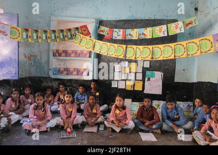 Baddi, Indien. 05.. November 2019. Eine Ansicht Kinder, die eine Klasse an einer Regierungsschule im ländlichen Gebiet von Himachal Pradesh besuchen. Kinder nehmen an Klassenaktivitäten an einer Regierungsschule in Baddi Teil, einem ländlichen Gebiet in Himachal Pradesh. (Foto von Ayush chopra/SOPA Images/Sipa USA) Quelle: SIPA USA/Alamy Live News Stockfoto