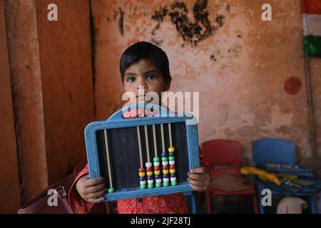 Baddi, Indien. 05.. November 2019. Ein Kind hält einen Abakus an einer Regierungsschule in der ländlichen Gegend von Himachal Pradesh. Kinder nehmen an Klassenaktivitäten an einer Regierungsschule in Baddi Teil, einem ländlichen Gebiet in Himachal Pradesh. (Foto von Ayush chopra/SOPA Images/Sipa USA) Quelle: SIPA USA/Alamy Live News Stockfoto