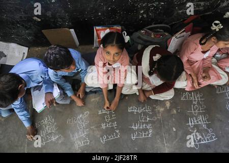 Baddi, Indien. 05.. November 2019. Ein Mädchen schaut in die Kamera, während es in einer Klasse an einer Regierungsschule in der ländlichen Gegend von Himachal Pradesh studiert. Kinder nehmen an Klassenaktivitäten an einer Regierungsschule in Baddi Teil, einem ländlichen Gebiet in Himachal Pradesh. (Foto von Ayush chopra/SOPA Images/Sipa USA) Quelle: SIPA USA/Alamy Live News Stockfoto