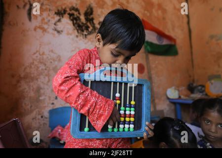 Baddi, Indien. 05.. November 2019. Ein Kind benutzt einen Abakus an einer Regierungsschule in Himachal Pradesh. Kinder nehmen an Klassenaktivitäten an einer Regierungsschule in Baddi Teil, einem ländlichen Gebiet in Himachal Pradesh. (Foto von Ayush chopra/SOPA Images/Sipa USA) Quelle: SIPA USA/Alamy Live News Stockfoto