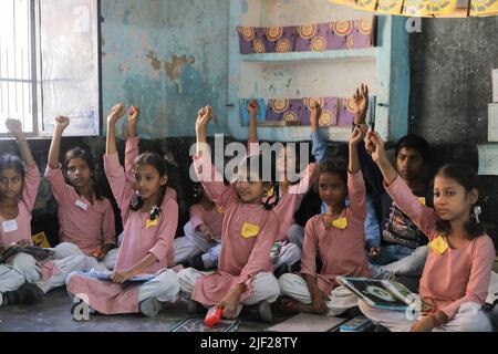 Baddi, Indien. 05.. November 2019. Während des Unterrichts an einer Regierungsschule im ländlichen Raum von Himachal Pradesh heben die Kinder die Hände, um eine Frage zu beantworten. Kinder nehmen an Klassenaktivitäten an einer Regierungsschule in Baddi Teil, einem ländlichen Gebiet in Himachal Pradesh. (Foto von Ayush chopra/SOPA Images/Sipa USA) Quelle: SIPA USA/Alamy Live News Stockfoto