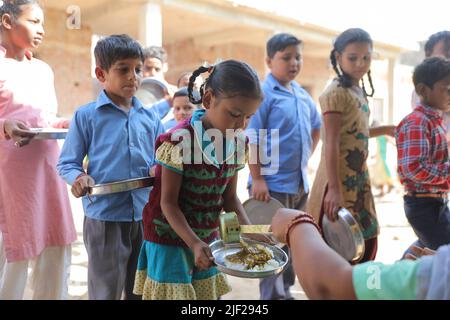 Baddi, Himachal Pradesh, Indien. 4.. November 2019. Kinder erhalten Nahrung, die im Rahmen des „Mid Day Meal“-Programms an Einer Regierungsschule im ländlichen Raum von Himachal Pradesh serviert wird. Kinder nehmen an Klassenaktivitäten an einer Regierungsschule in Baddi Teil, einem ländlichen Gebiet in Himachal Pradesh. (Bild: © Bilder von Ayush Chopra/SOPA über ZUMA Press Wire) Stockfoto