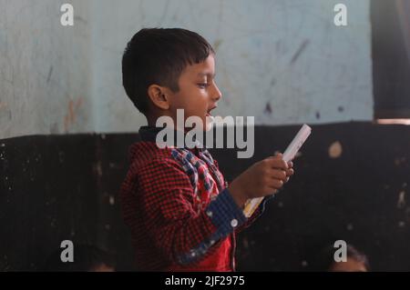 Baddi, Himachal Pradesh, Indien. 4.. November 2019. Ein Kind rezitiert während des Unterrichts an einer Regierungsschule in der ländlichen Gegend von Himachal Pradesh aus einem Notizbuch. Kinder nehmen an Klassenaktivitäten an einer Regierungsschule in Baddi Teil, einem ländlichen Gebiet in Himachal Pradesh. (Bild: © Bilder von Ayush Chopra/SOPA über ZUMA Press Wire) Stockfoto