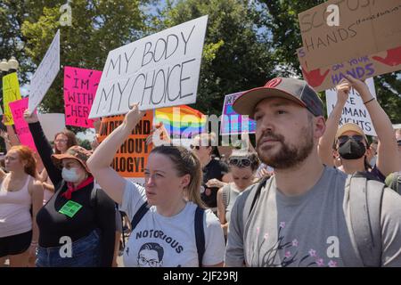 WASHINGTON, D.C., 25. Juni 2022: Demonstranten für Abtreibungsrechte versammeln sich in der Nähe des Obersten Gerichtshofs der Vereinigten Staaten. Stockfoto