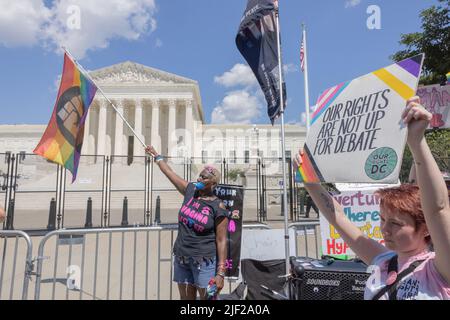 WASHINGTON, D.C., 25. Juni 2022: Demonstranten für Abtreibungsrechte versammeln sich in der Nähe des Obersten Gerichtshofs der Vereinigten Staaten. Stockfoto