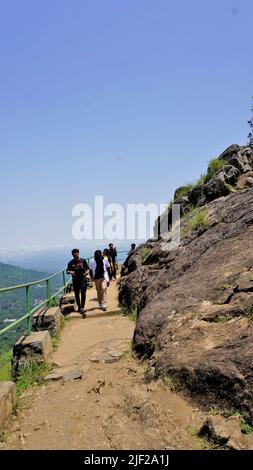 Ooty, Tamilnadu, Indien-Juni 04 2022: Touristen wandern in Ooty, um den Sightseeing-Ort Needle Rock Aussichtspunkt oder Suicide Point zu genießen. Bester Wanderort c Stockfoto