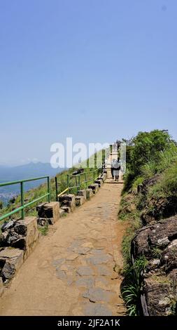 Ooty, Tamilnadu, Indien-Juni 04 2022: Touristen wandern in Ooty, um den Sightseeing-Ort Needle Rock Aussichtspunkt oder Suicide Point zu genießen. Bester Wanderort c Stockfoto