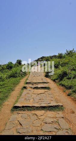 Ooty, Tamilnadu, Indien-Juni 04 2022: Touristen wandern in Ooty, um den Sightseeing-Ort Needle Rock Aussichtspunkt oder Suicide Point zu genießen. Bester Wanderort c Stockfoto