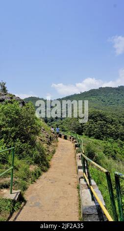 Ooty, Tamilnadu, Indien-Juni 04 2022: Touristen wandern in Ooty, um den Sightseeing-Ort Needle Rock Aussichtspunkt oder Suicide Point zu genießen. Bester Wanderort c Stockfoto