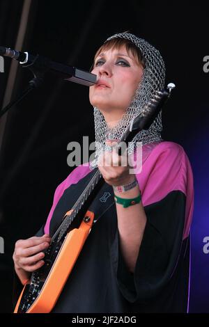 Die walisische Singer-Songwriterin Cate Le Bon (geboren am 4. März 1983 in Cate Timothy) spielt live auf der Park Stage des Glastonbury Festivals. Stockfoto