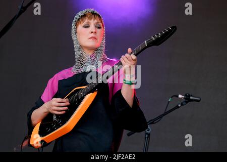 Die walisische Singer-Songwriterin Cate Le Bon (geboren am 4. März 1983 in Cate Timothy) spielt live auf der Park Stage des Glastonbury Festivals. Stockfoto