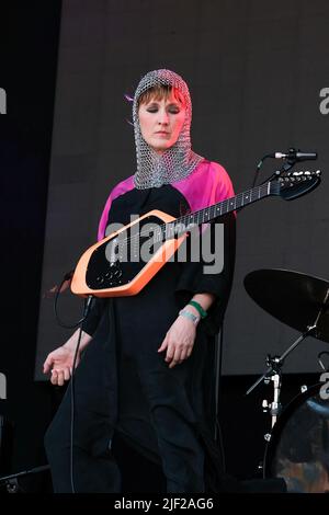 Die walisische Singer-Songwriterin Cate Le Bon (geboren am 4. März 1983 in Cate Timothy) spielt live auf der Park Stage des Glastonbury Festivals. Stockfoto