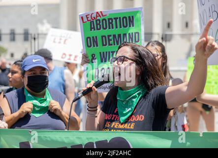 WASHINGTON, D.C., 25. Juni 2022: Demonstranten für Abtreibungsrechte versammeln sich in der Nähe des Obersten Gerichtshofs der Vereinigten Staaten. Stockfoto