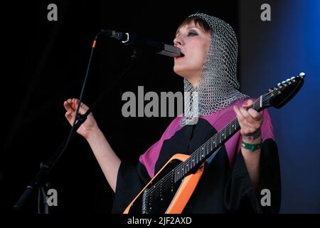 Pilton, Großbritannien. 26.. Juni 2022. Die walisische Singer-Songwriterin Cate Le Bon (geboren am 4. März 1983 in Cate Timothy) spielt live auf der Park Stage des Glastonbury Festivals. (Foto von Dawn Fletcher-Park/SOPA Images/Sipa USA) Quelle: SIPA USA/Alamy Live News Stockfoto