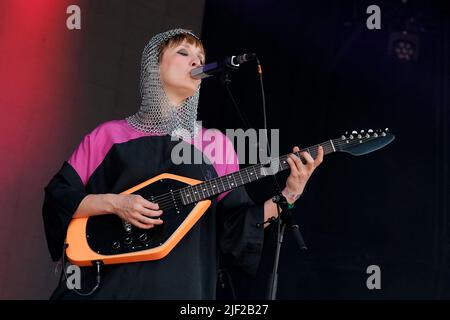 Pilton, Großbritannien. 26.. Juni 2022. Die walisische Singer-Songwriterin Cate Le Bon (geboren am 4. März 1983 in Cate Timothy) spielt live auf der Park Stage des Glastonbury Festivals. (Foto von Dawn Fletcher-Park/SOPA Images/Sipa USA) Quelle: SIPA USA/Alamy Live News Stockfoto