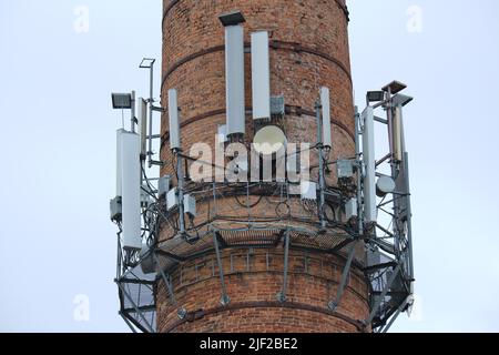 Nahaufnahme und Detailansicht von verschiedenen GPS, Handy, 3G, 4G und 5G ausgerüsteten Telekommunikationsturm. Stockfoto