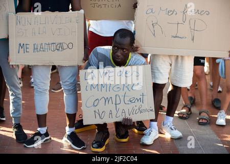 Malaga, Spanien. 28.. Juni 2022. Protestierende halten Plakate, auf denen ihre Meinungen während einer Solidaritätsdemonstration mit Migranten zum Ausdruck kommen. Hunderte von von Menschen, die von NGO für Menschenrechte aufgerufen wurden, protestieren gegen den Tod in Melilla, nachdem Dutzende von Migranten an der spanisch-marokkanischen Grenze starben, als sie versuchten, die Enklave Melilla zu erreichen. Lokale NGO'S prangert die Verletzung der Menschenrechte und Polizeibrutalität gegen MigrantInnen bei Zusammenstößen zwischen Migranten und der spanischen und marokkanischen Polizei an. Kredit: SOPA Images Limited/Alamy Live Nachrichten Stockfoto