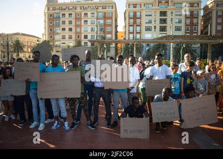 Malaga, Spanien. 28.. Juni 2022. Protestierende halten Plakate, auf denen ihre Meinungen während einer Solidaritätsdemonstration mit Migranten zum Ausdruck kommen. Hunderte von von Menschen, die von NGO für Menschenrechte aufgerufen wurden, protestieren gegen den Tod in Melilla, nachdem Dutzende von Migranten an der spanisch-marokkanischen Grenze starben, als sie versuchten, die Enklave Melilla zu erreichen. Lokale NGO'S prangert die Verletzung der Menschenrechte und Polizeibrutalität gegen MigrantInnen bei Zusammenstößen zwischen Migranten und der spanischen und marokkanischen Polizei an. Kredit: SOPA Images Limited/Alamy Live Nachrichten Stockfoto