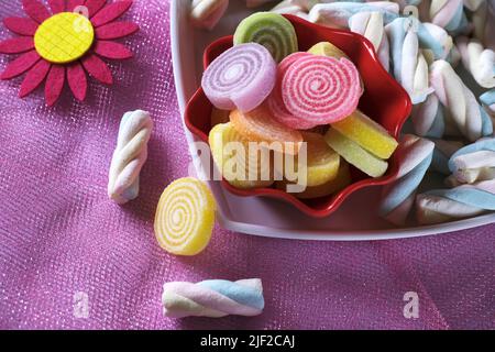 Mehrfarbige FRUCHTAROMEN flauschige Sumpfsalven, leckere, bunte Sumpfsalven. Stockfoto