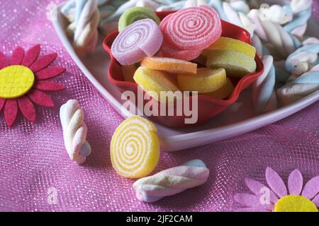 Mehrfarbige FRUCHTAROMEN flauschige Sumpfsalven, leckere, bunte Sumpfsalven. Stockfoto