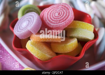 Mehrfarbige FRUCHTAROMEN flauschige Sumpfsalven, leckere, bunte Sumpfsalven. Stockfoto