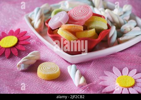 Mehrfarbige FRUCHTAROMEN flauschige Sumpfsalven, leckere, bunte Sumpfsalven. Stockfoto