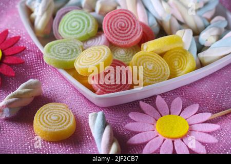 Mehrfarbige FRUCHTAROMEN flauschige Sumpfsalven, leckere, bunte Sumpfsalven. Stockfoto