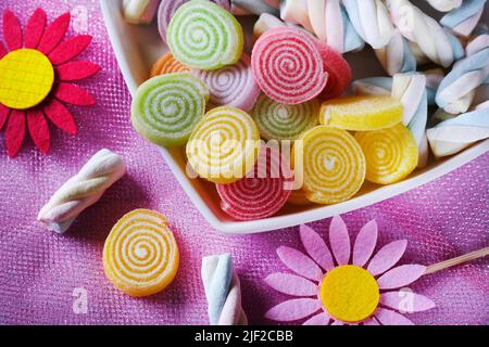 Mehrfarbige FRUCHTAROMEN flauschige Sumpfsalven, leckere, bunte Sumpfsalven. Stockfoto