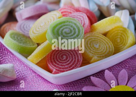 Mehrfarbige FRUCHTAROMEN flauschige Sumpfsalven, leckere, bunte Sumpfsalven. Stockfoto