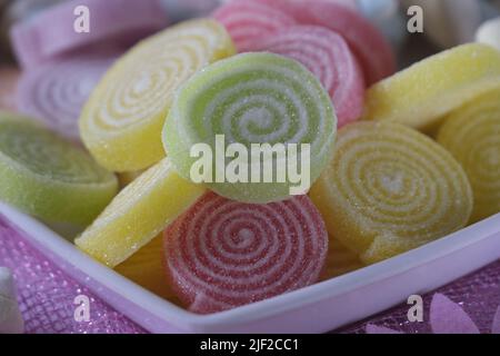 Mehrfarbige FRUCHTAROMEN flauschige Sumpfsalven, leckere, bunte Sumpfsalven. Stockfoto