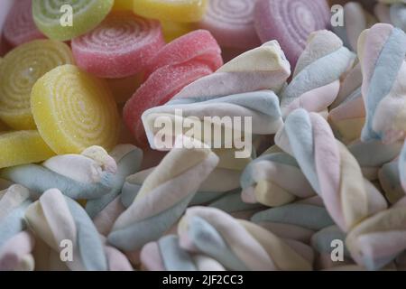 Mehrfarbige FRUCHTAROMEN flauschige Sumpfsalven, leckere, bunte Sumpfsalven. Stockfoto